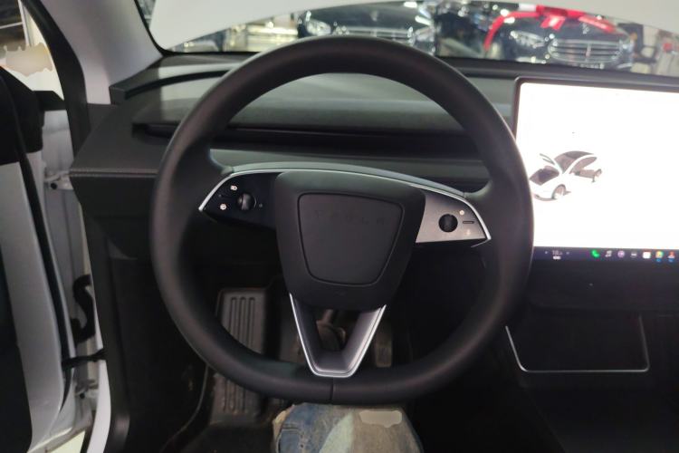Used Tesla Model Y 2025 Rear-Wheel Drive First Edition Steering Wheel