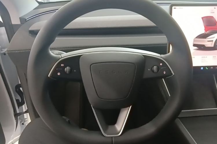 Used Tesla Model Y 2025 Rear-Wheel Drive First Edition Steering Wheel