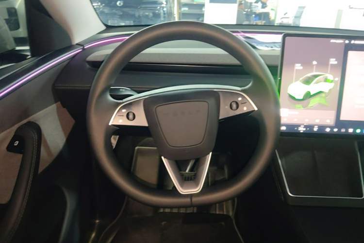 Used Tesla Model Y 2025 Rear-Wheel Drive First Edition Steering Wheel