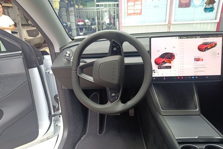 Used Tesla Model Y 2025 Long-Range All-Wheel Drive First Edition Steering Wheel