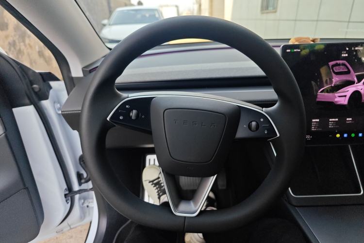 Used Tesla Model Y 2025 Rear-Wheel Drive First Edition Steering Wheel