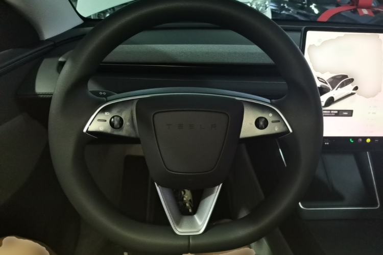 Used Tesla Model Y 2025 Rear-Wheel-Drive Version Steering Wheel