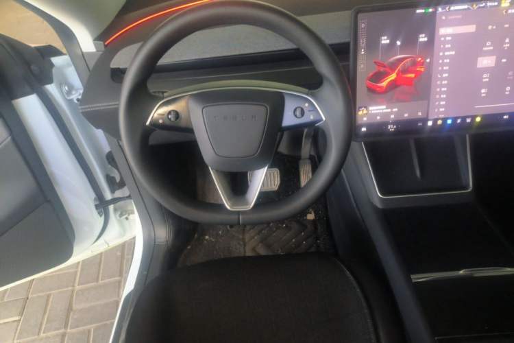 Used Tesla Model Y 2025 Rear-Wheel Drive First Edition Steering Wheel