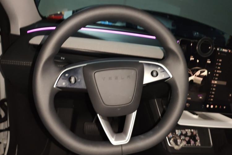 Used Tesla Model Y 2025 Long-Range All-Wheel Drive First Edition Steering Wheel