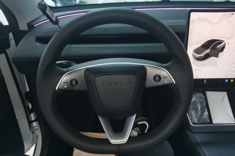 Used Tesla Model Y 2025 Rear-Wheel Drive First Edition Steering Wheel
