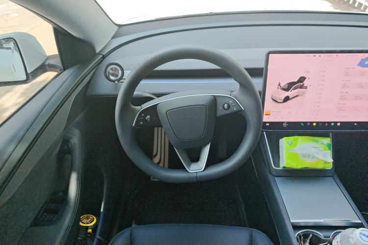 Used Tesla Model Y 2025 Updated Version Long-Range All-Wheel Drive Steering Wheel
