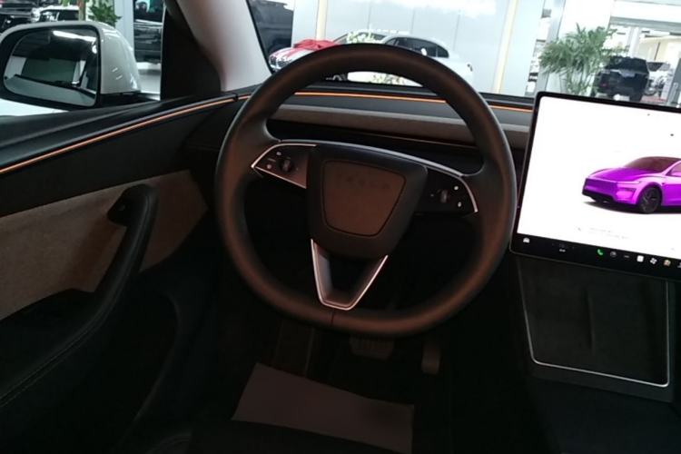 Used Tesla Model Y 2025 Rear-Wheel Drive First Edition Steering Wheel