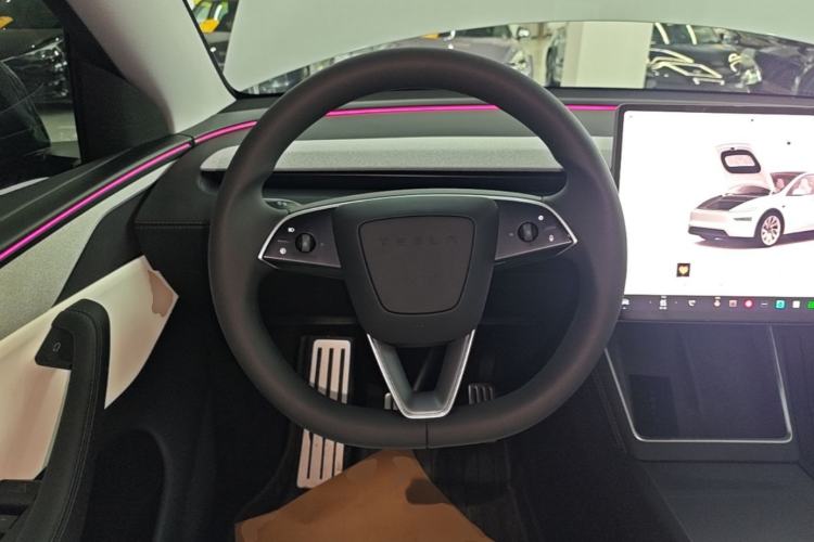 Used Tesla Model Y 2025 Long-Range All-Wheel Drive First Edition Steering Wheel