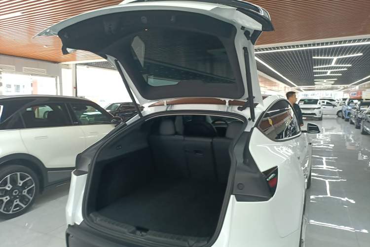 Used Tesla Model Y 2025 Long-Range All-Wheel-Drive Version Trunk