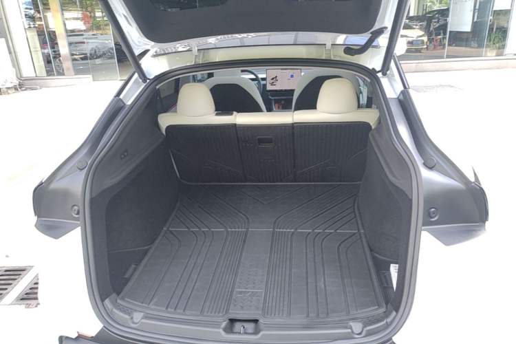Used Tesla Model Y 2025 Long-Range All-Wheel-Drive Version Trunk