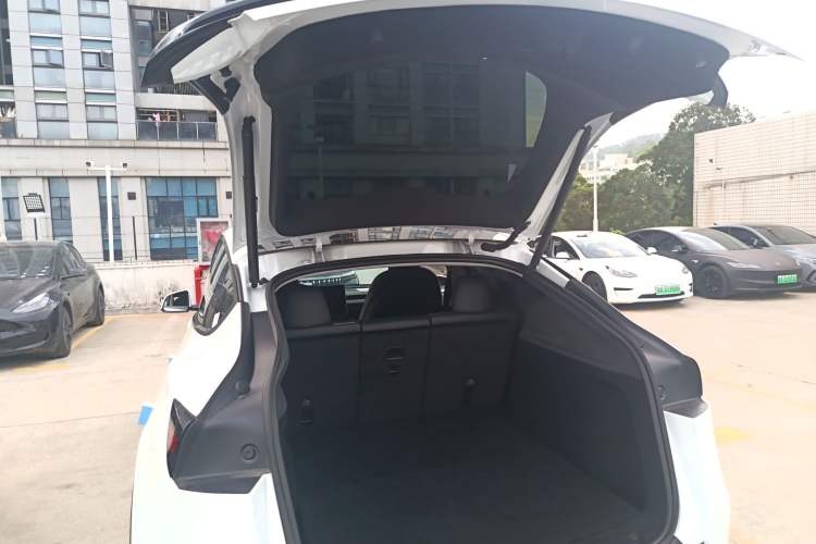Used Tesla Model Y 2025 Long-Range All-Wheel-Drive Version Trunk