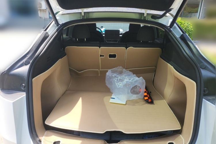 Used Tesla Model Y 2025 Long-Range All-Wheel-Drive Version Trunk