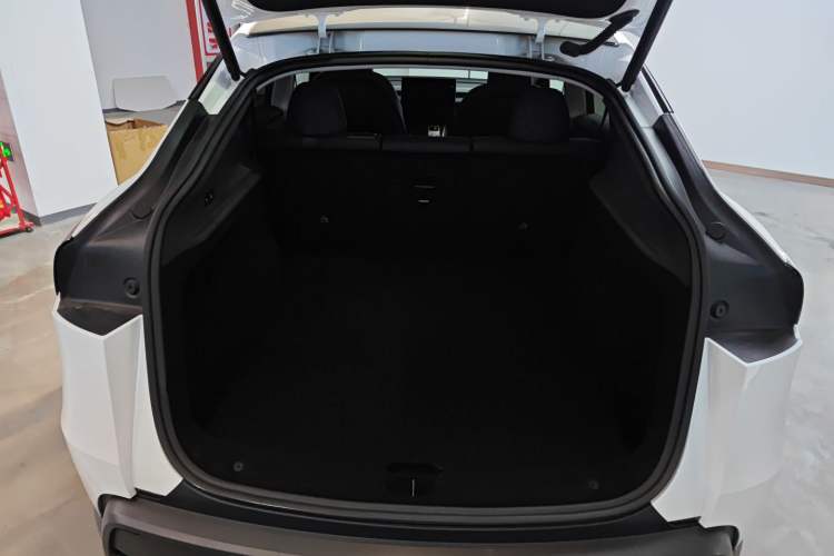 Used Tesla Model Y 2025 Long-Range All-Wheel-Drive Version Trunk