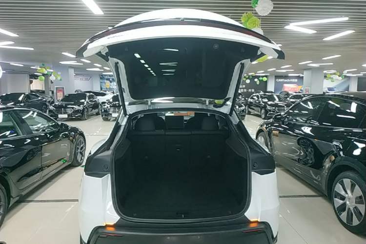 Used Tesla Model Y 2025 Long-Range All-Wheel-Drive Version Trunk