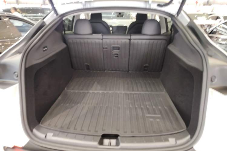 Used Tesla Model Y 2025 Long-Range All-Wheel-Drive Version Trunk