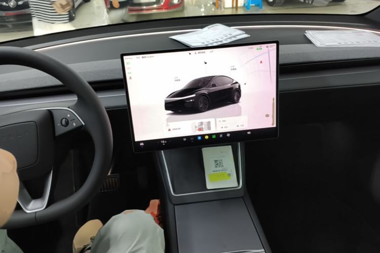 Used Tesla Model Y 2026 Rear-Drive Model Center Console