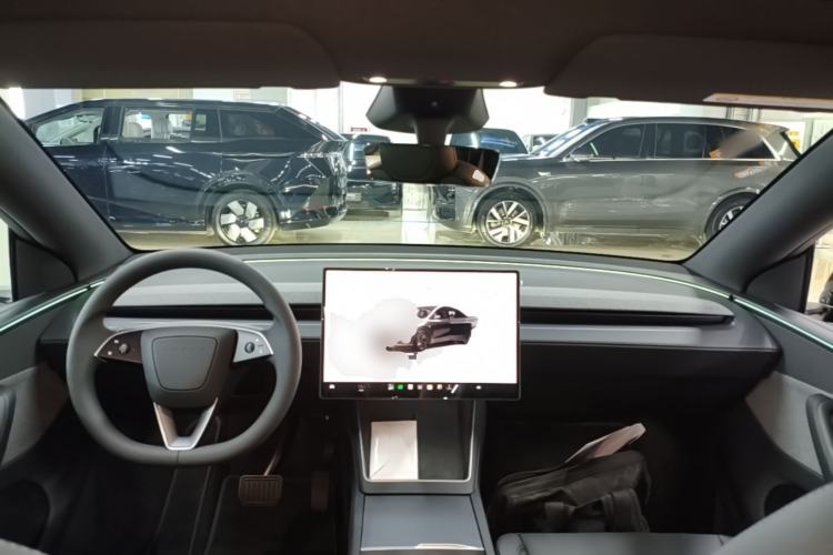 Used Tesla Model Y 2026 Rear-Drive Model Center Console