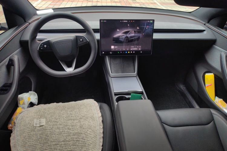 Used Tesla Model Y 2026 Rear-Drive Model Center Console