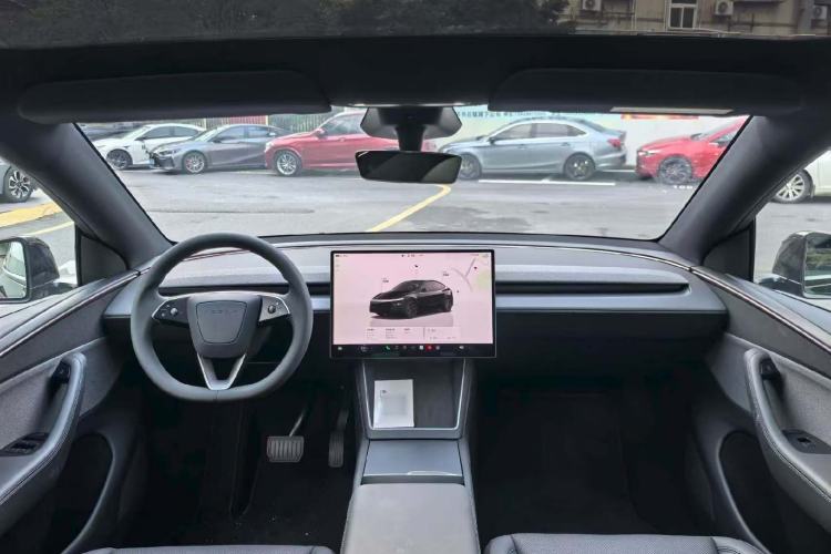 Used Tesla Model Y 2026 Rear-Drive Model Center Console