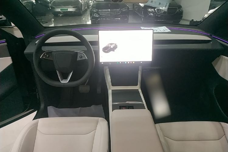 Used Tesla Model Y 2026 Long-Range All-Wheel-Drive Model Center Console