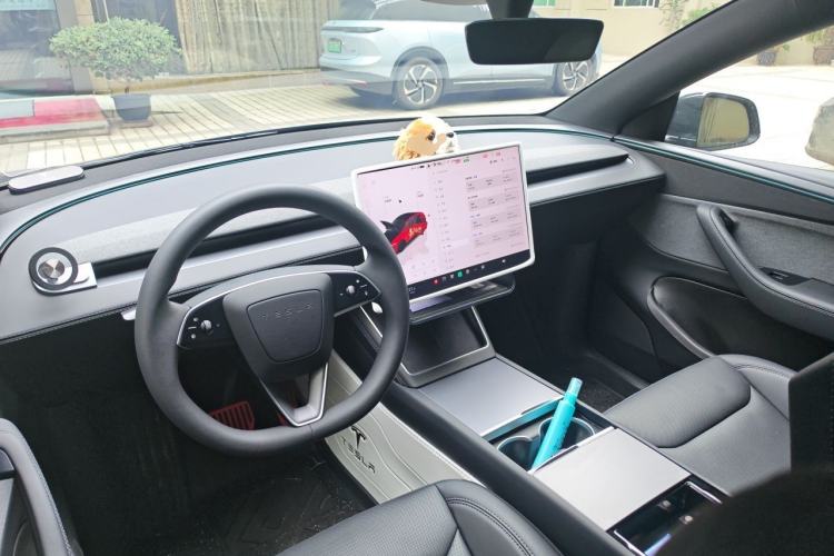 Used Tesla Model Y 2026 Rear-Drive Model Center Console