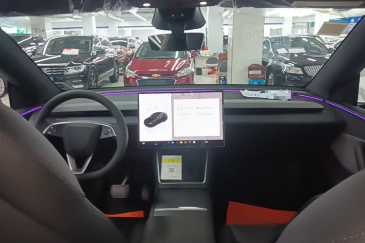 Used Tesla Model Y 2026 Rear-Drive Model Center Console