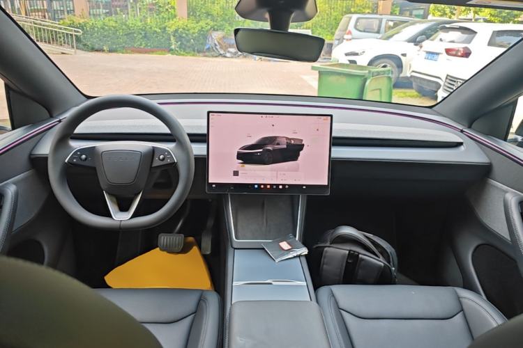 Used Tesla Model Y 2026 Rear-Drive Model Center Console