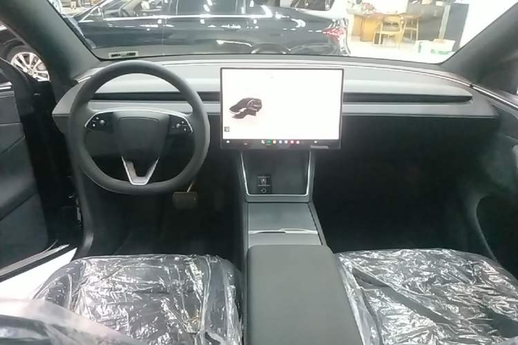 Used Tesla Model Y 2026 Long-Range All-Wheel-Drive Model Center Console