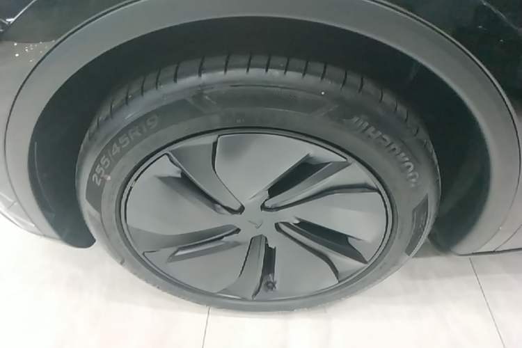 Used Tesla Model Y 2026 Long-Range All-Wheel-Drive Model Exterior 4
