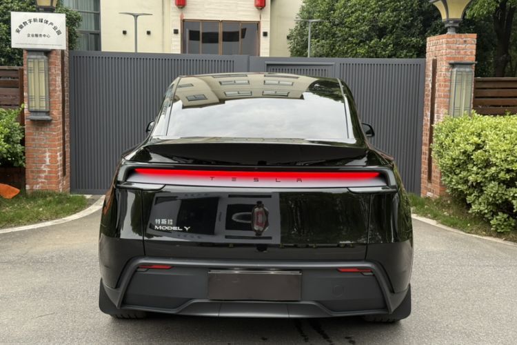 Used Tesla Model Y 2026 Rear-Drive Model Exterior 6