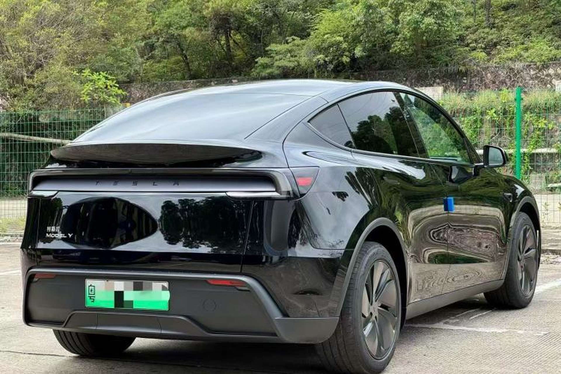Used Tesla Model Y 2026 Rear-Drive Model Exterior 6