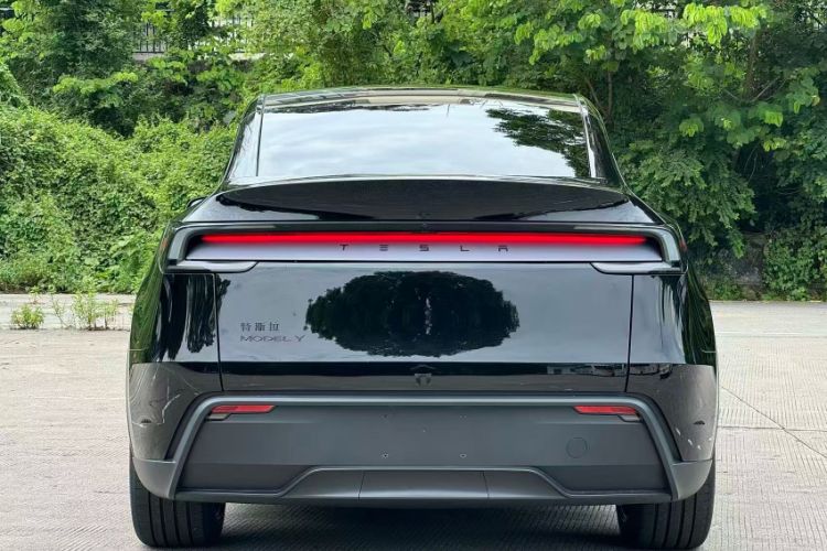 Used Tesla Model Y 2026 Rear-Drive Model Exterior 7