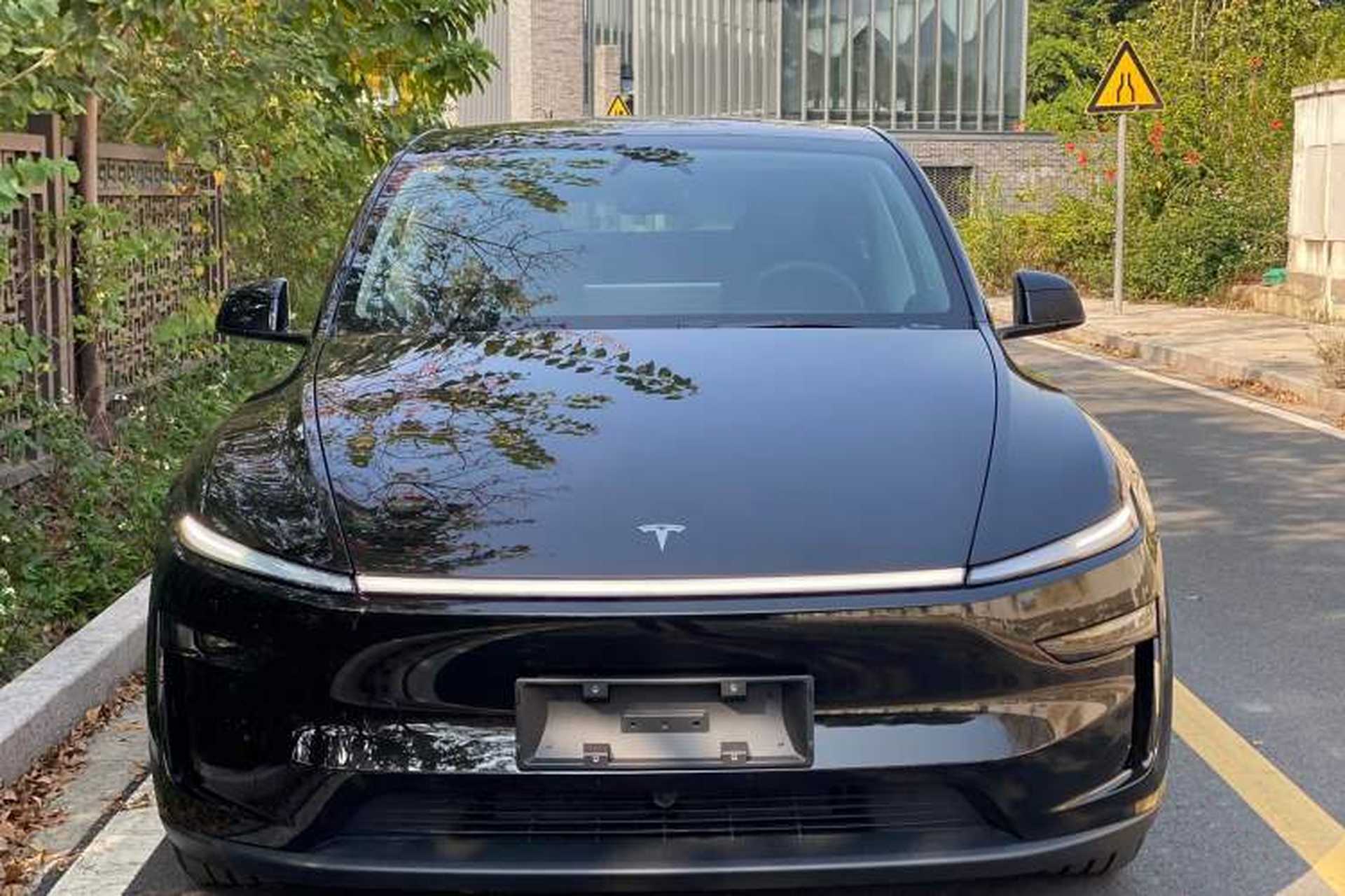 Used Tesla Model Y 2026 Rear-Drive Model Exterior 8