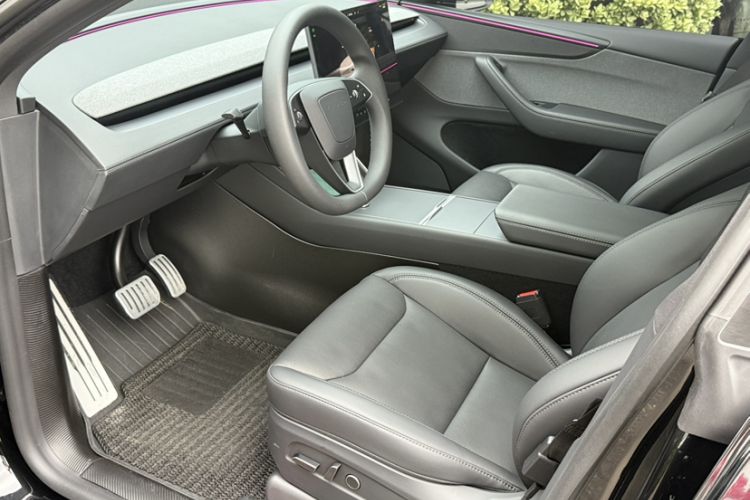 Used Tesla Model Y 2026 Rear-Drive Model Interior 2