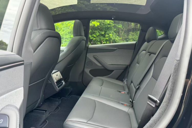 Used Tesla Model Y 2026 Rear-Drive Model Interior 2