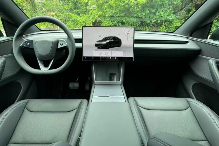 Used Tesla Model Y 2026 Rear-Drive Model Interior 3
