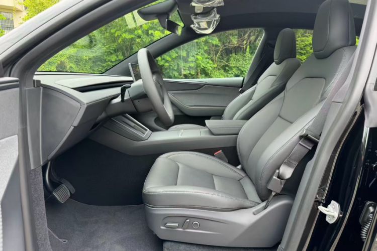 Used Tesla Model Y 2026 Rear-Drive Model Interior 4