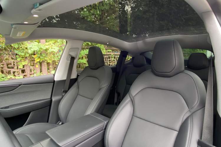 Used Tesla Model Y 2026 Rear-Drive Model Interior 4