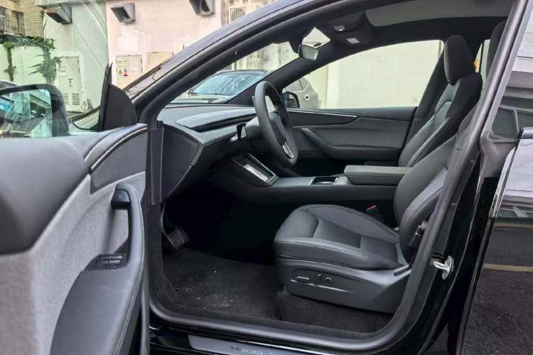 Used Tesla Model Y 2026 Rear-Drive Model Left Front Seat