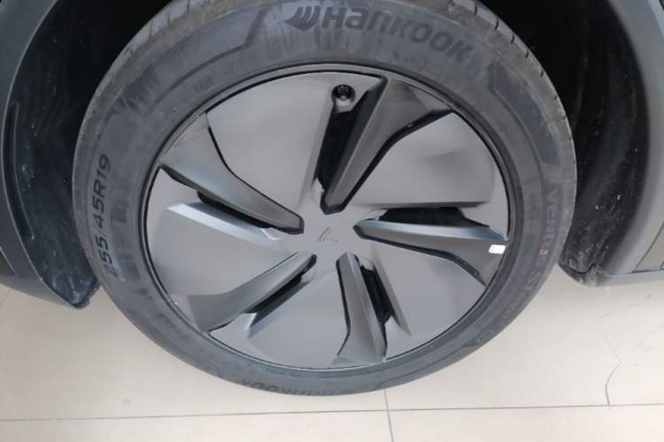 Used Tesla Model Y 2026 Model Long-Range Rear-Wheel-Drive Version Left Front Wheel Hub