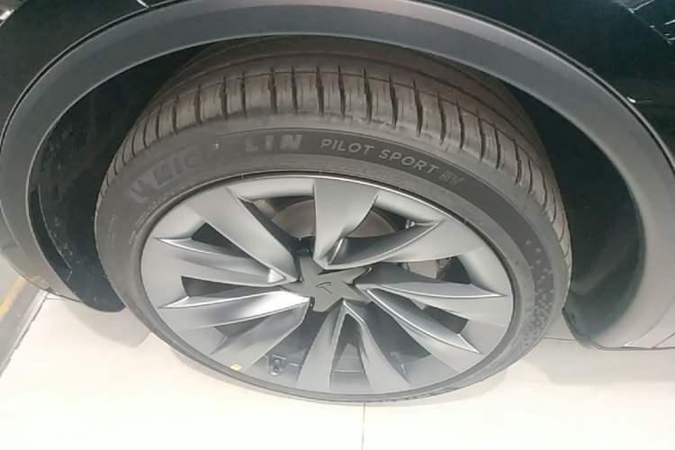 Used Tesla Model Y 2026 Long-Range All-Wheel-Drive Model Left Front Wheel Hub