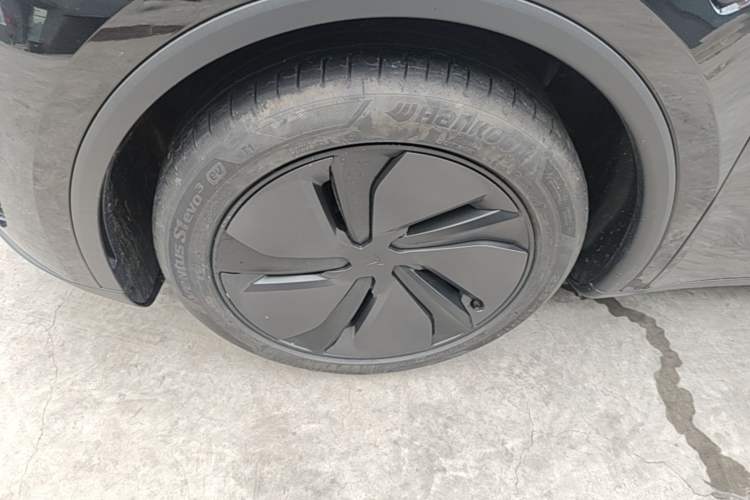 Used Tesla Model Y 2026 Long-Range All-Wheel-Drive Model Left Front Wheel Hub