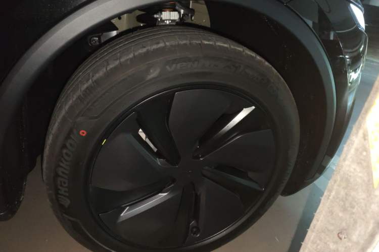 Used Tesla Model Y 2026 Model Long-Range Rear-Wheel-Drive Version Right Front Wheel Hub