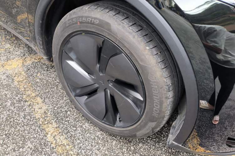 Used Tesla Model Y 2026 Long-Range All-Wheel-Drive Model Right Front Wheel Hub