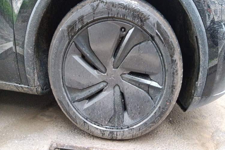 Used Tesla Model Y 2026 Model Long-Range Rear-Wheel-Drive Version Right Front Wheel Hub