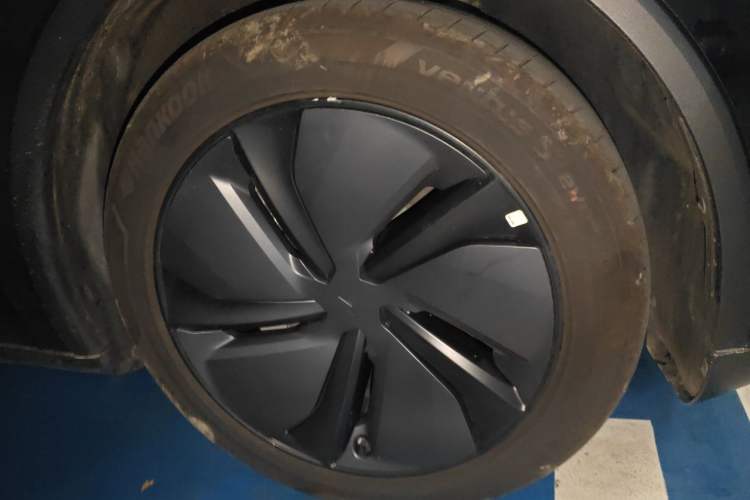 Used Tesla Model Y 2026 Model Long-Range Rear-Wheel-Drive Version Right Front Wheel Hub