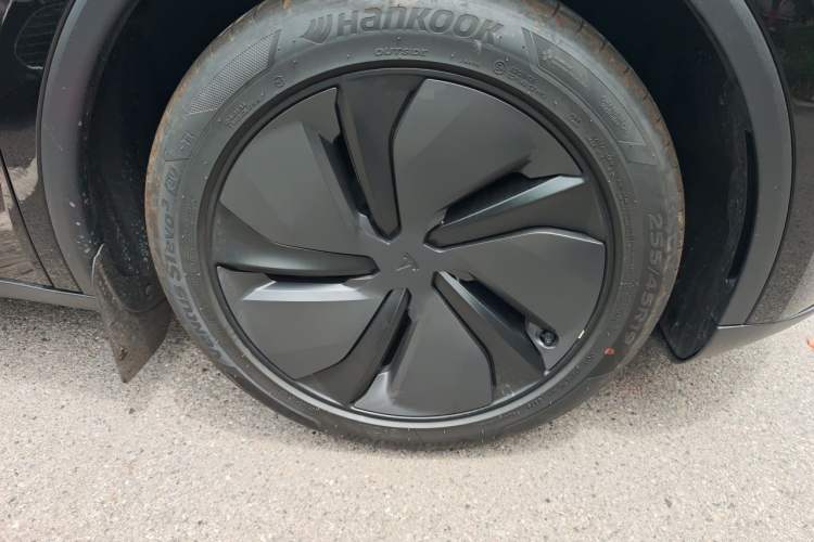 Used Tesla Model Y 2026 Facelifted Long-Range Rear-Drive Model Right Front Wheel Hub