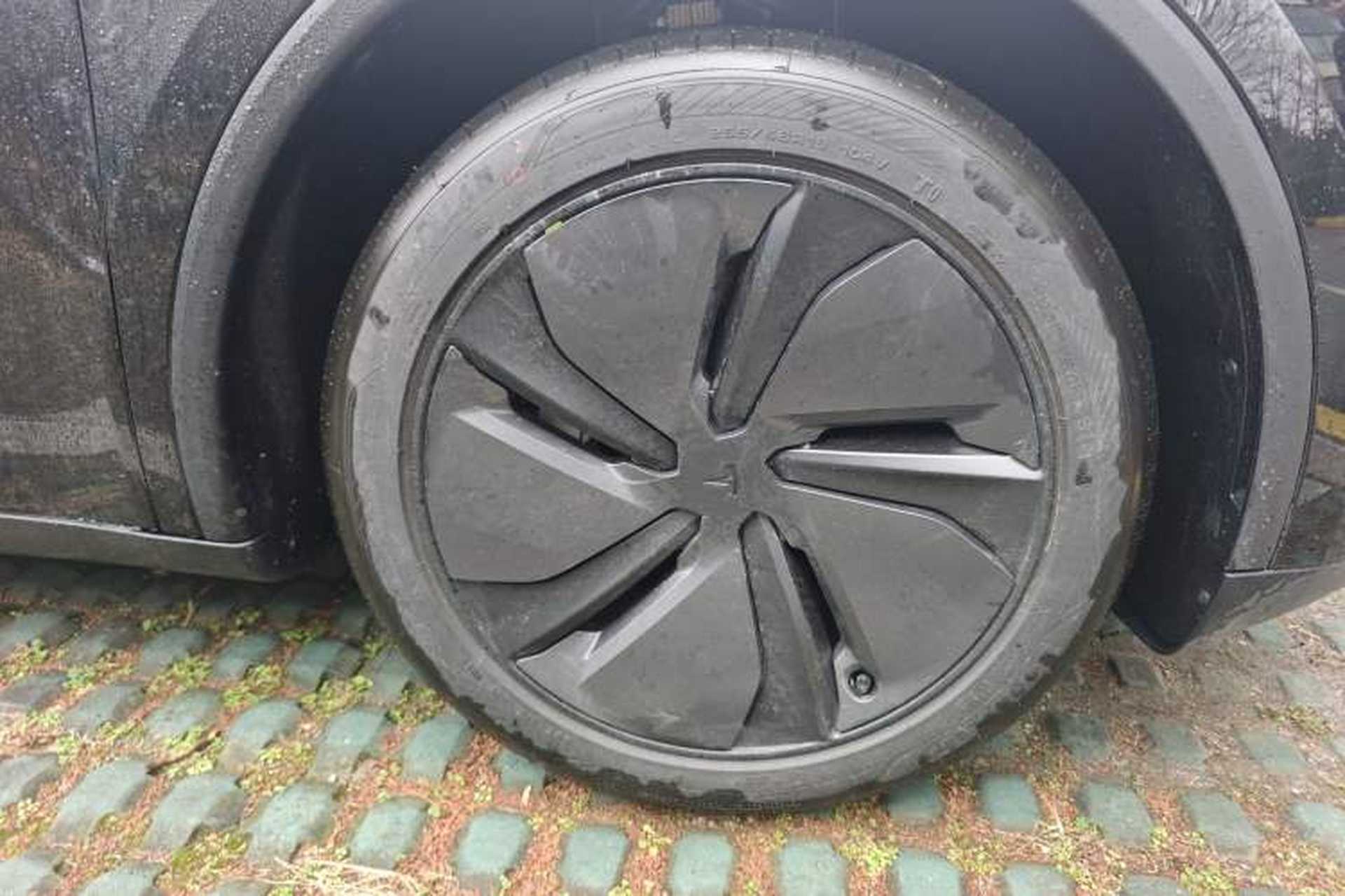 Used Tesla Model Y 2026 Rear-Drive Model Right Front Wheel Hub