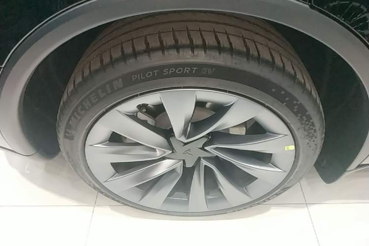 Used Tesla Model Y 2026 Long-Range All-Wheel-Drive Model Right Rear Wheel Hub