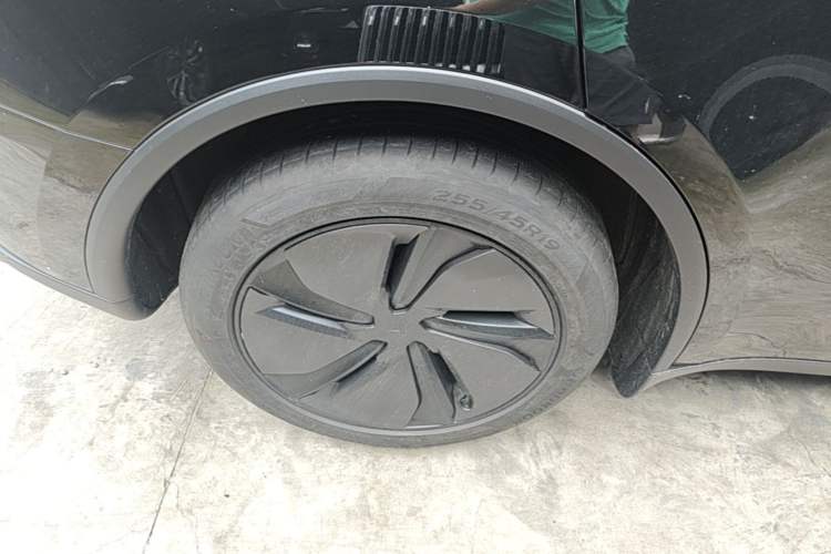 Used Tesla Model Y 2026 Long-Range All-Wheel-Drive Model Right Rear Wheel Hub